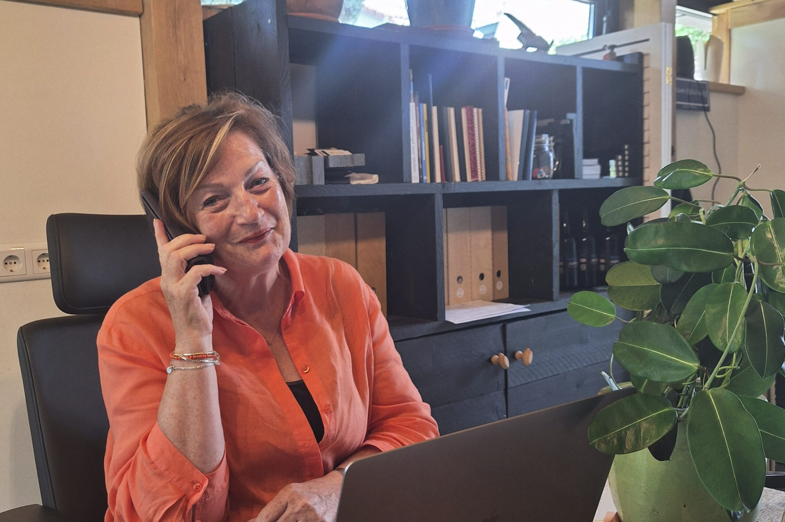 Gert Sturre op het kantoor van Veluwe65plus uitzendbureau