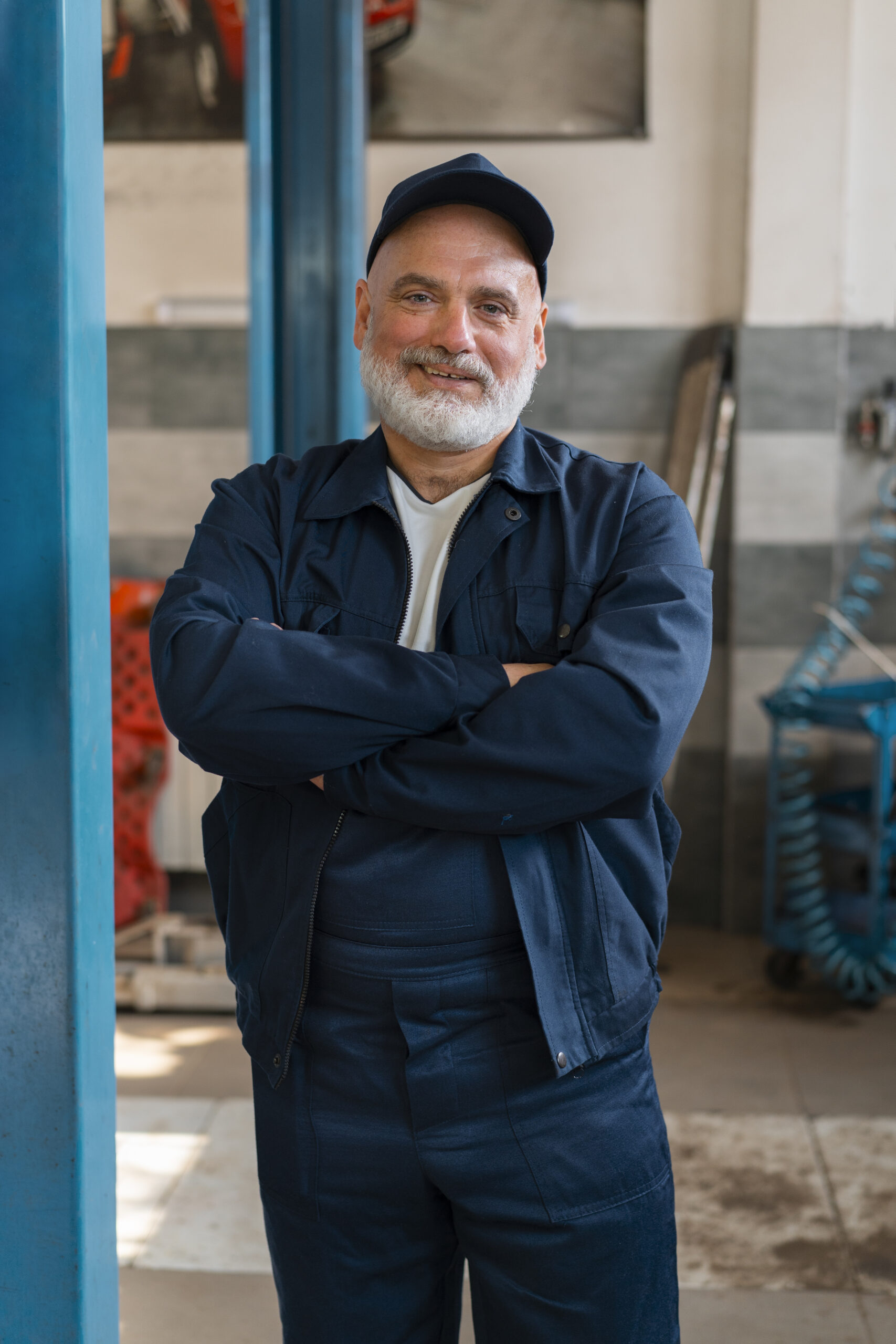 hier zie je een wat oudere man aan het werk achter zijn bureau Werk voor 65-plussers