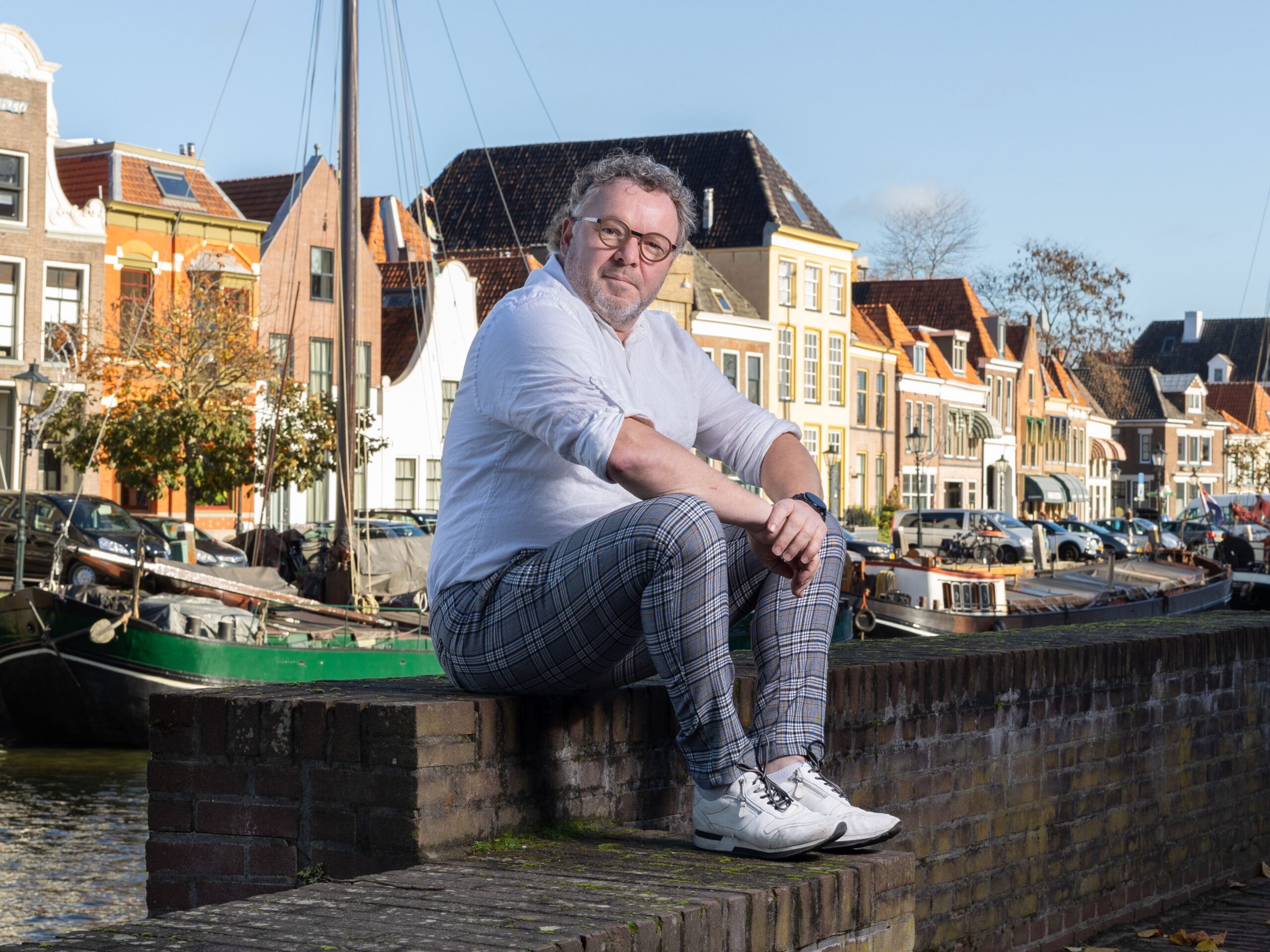 henry op muur Gert Sturre op het kantoor van Veluwe65plus uitzendbureau