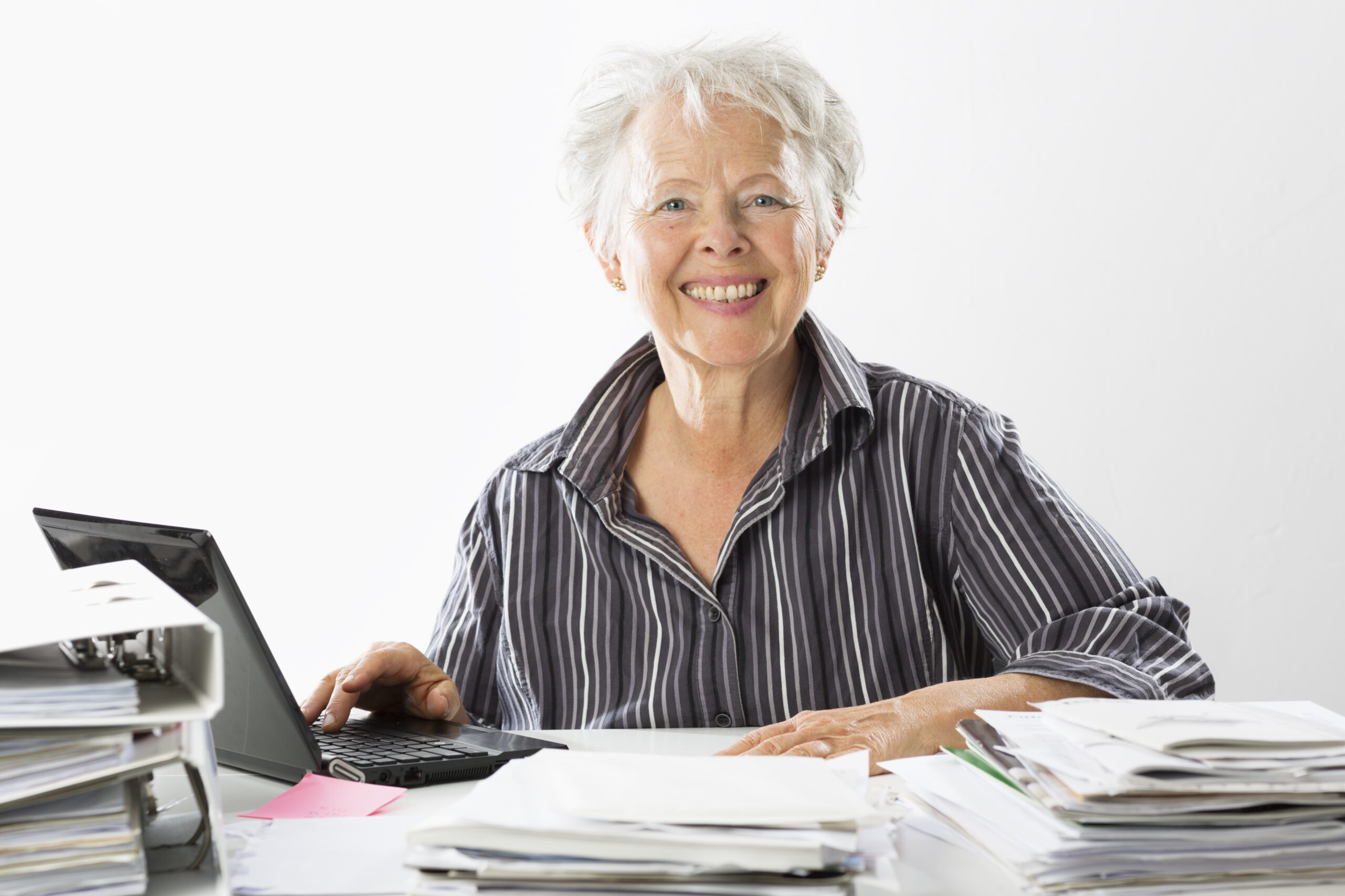 secretaresse aan het werk secretaresse aan het werk voor Veluwe65plus uitzendbureau